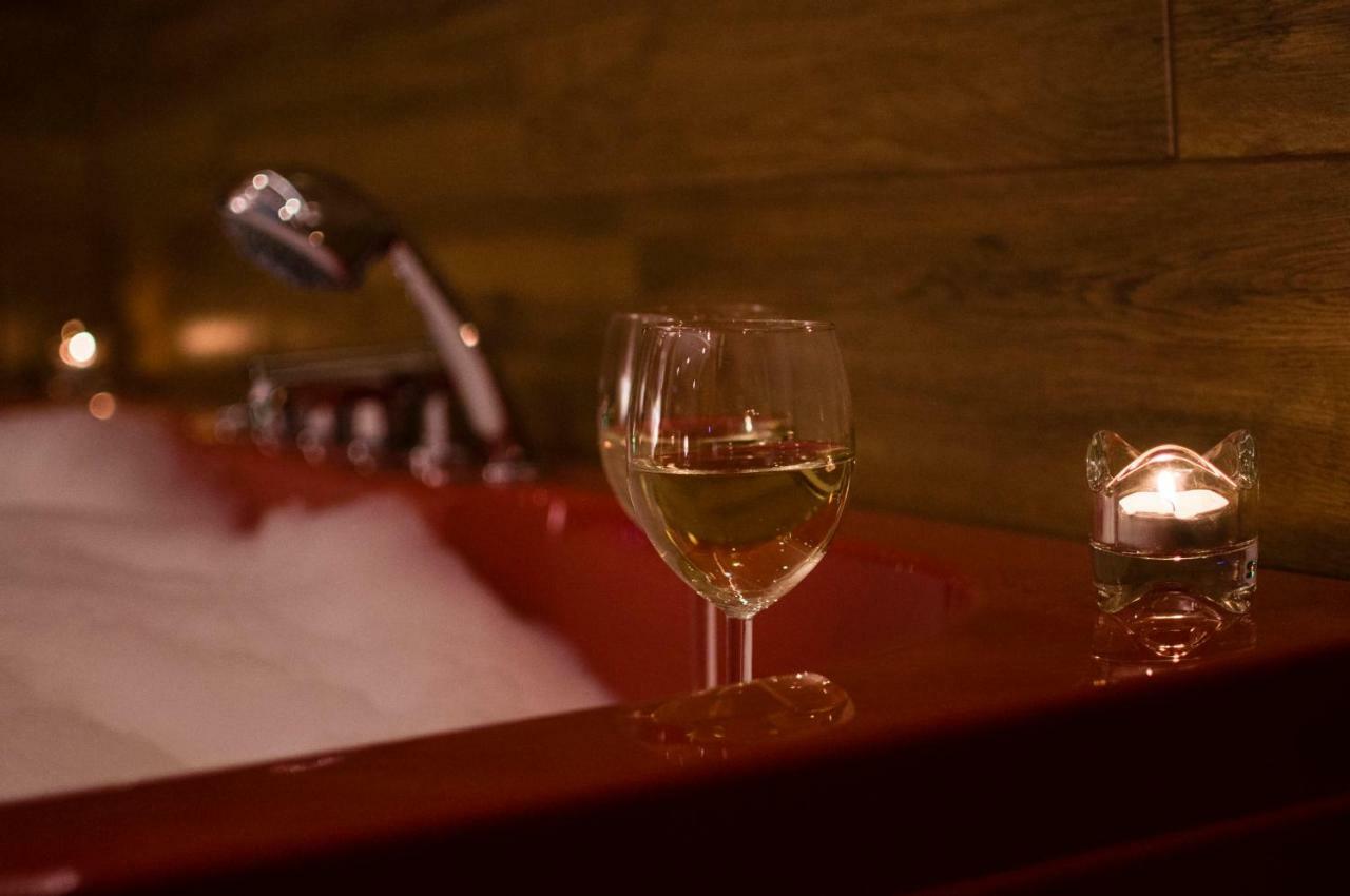 Apartment Jacuzzi Red