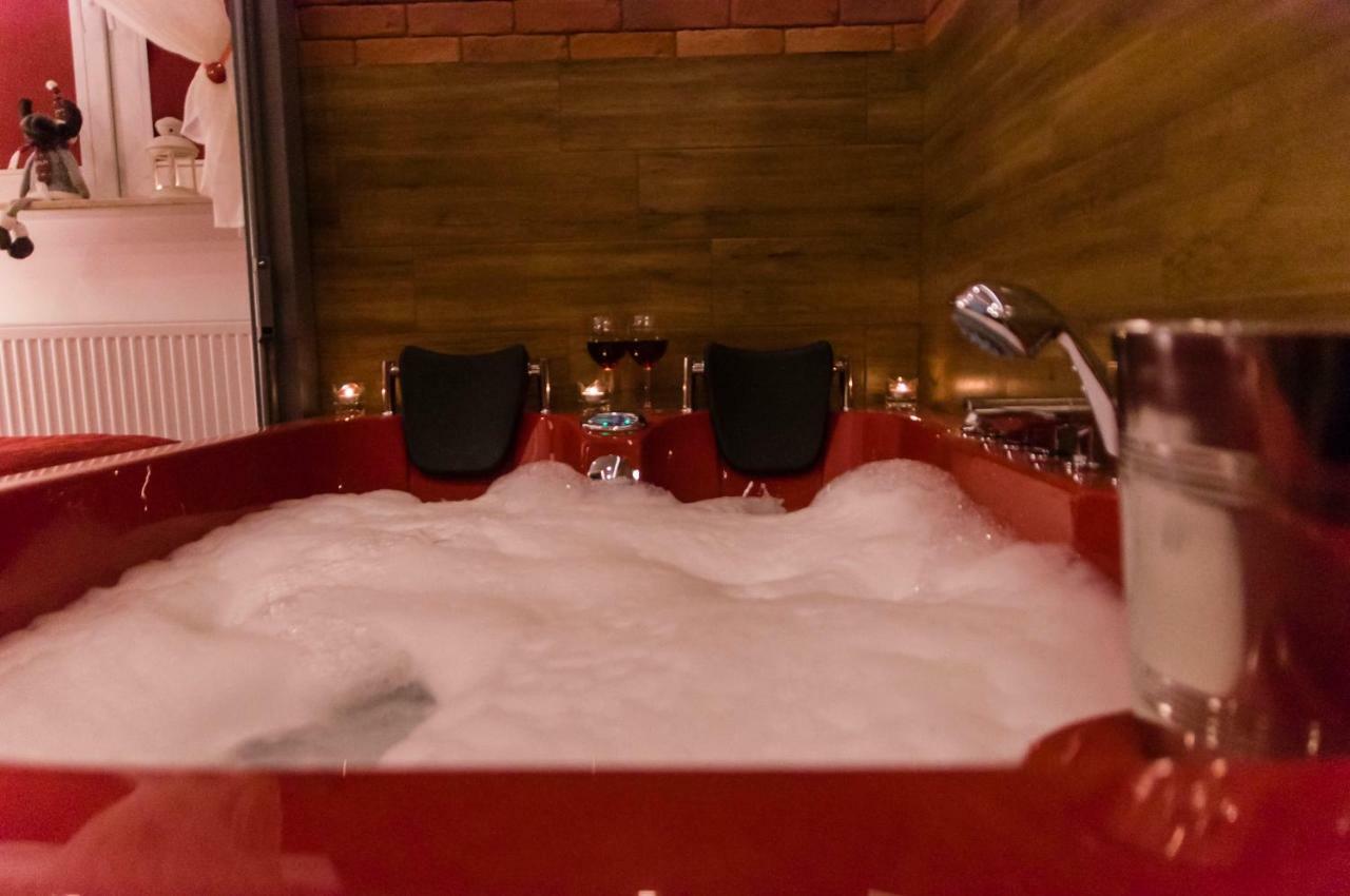 Apartment Jacuzzi Red