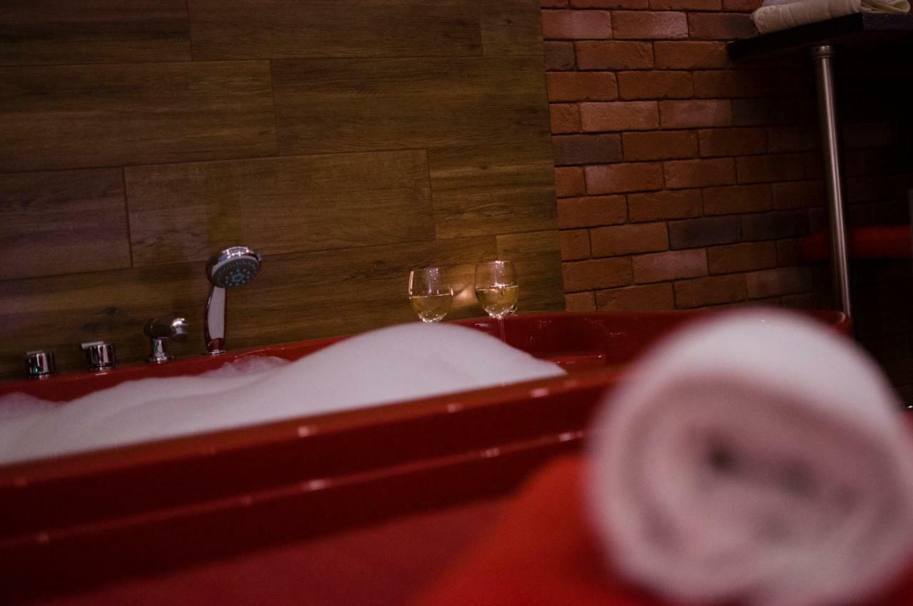 Apartment Jacuzzi Red *