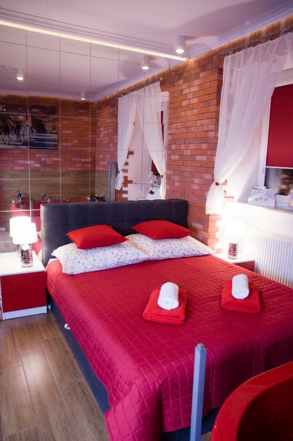 Apartment Jacuzzi Red *